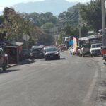 Vehículos en doble fila, un peligro vial en Amanalco